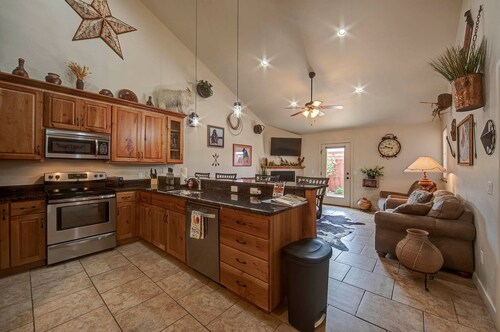 DW7 Spacious Cowboy-Themed Condo near Arches National Park With Hot Tub!