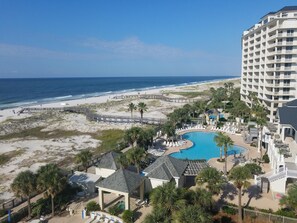 在海滩、沙滩椅