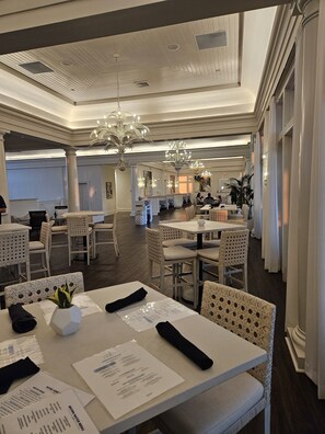 Dining - Beachfront!-Enjoy the golden sun, turquoise surf & powder white sand in luxury  (Gulf Shores)
