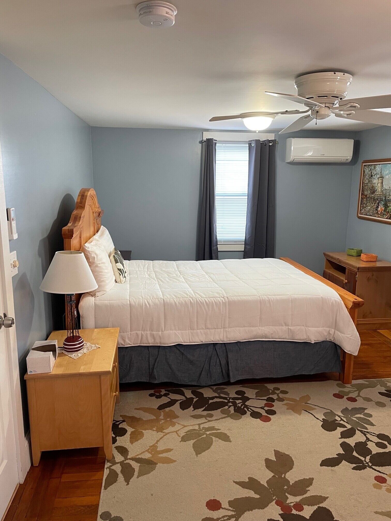 2 habitaciones, tabla de planchar con plancha y cuna de viaje 