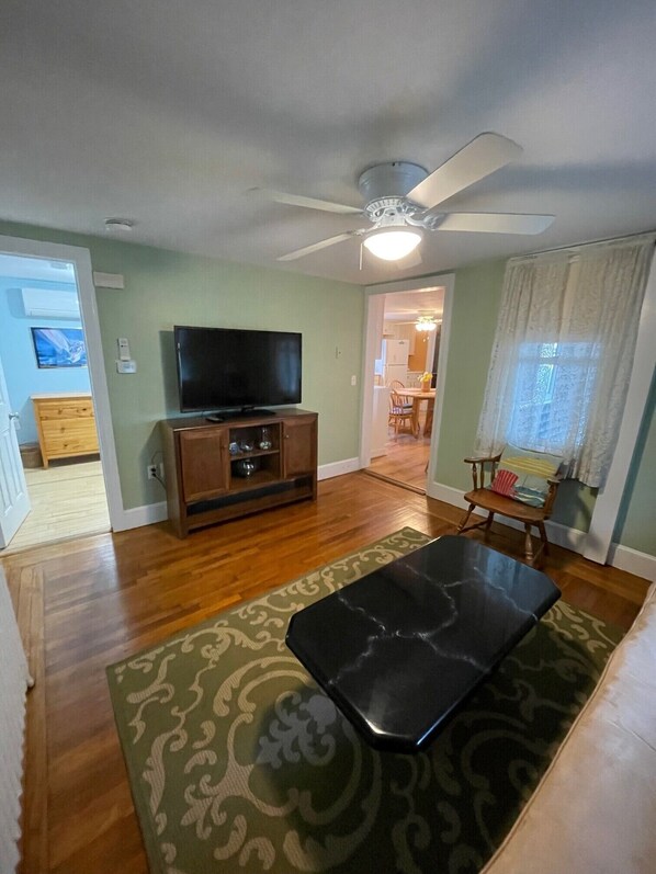 TV - LOCATION! Downtown, 2BR, Full Kitchen, Patio, off-street parking for two cars! (Newport)