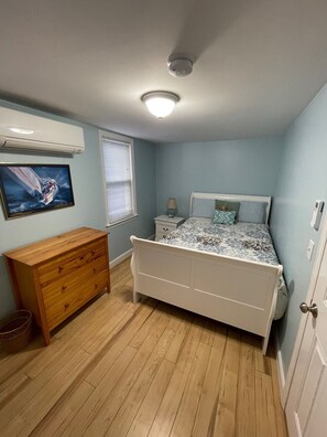 2 bedrooms, iron/ironing board, travel crib, free WiFi - LOCATION! Downtown, 2BR, Full Kitchen, Patio, off-street parking for two cars! (Newport)