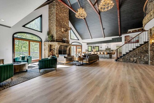 Luxury Riverfront Toccoa Lodge - Schlafmöglichkeiten für 24+, Heimkino, herrliche Aussichten und mehr