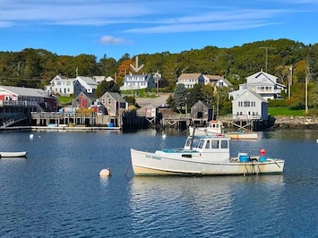 Seaworthy Cottage overlooking New Harbor