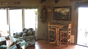 Una sala de estar acogedora con un sofá, una mesa de madera y un cuadro en la pared.
