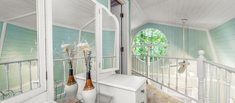 Forget-Me-Knot Cottage at The Wilderness of Mentone adjoins the LRCNP