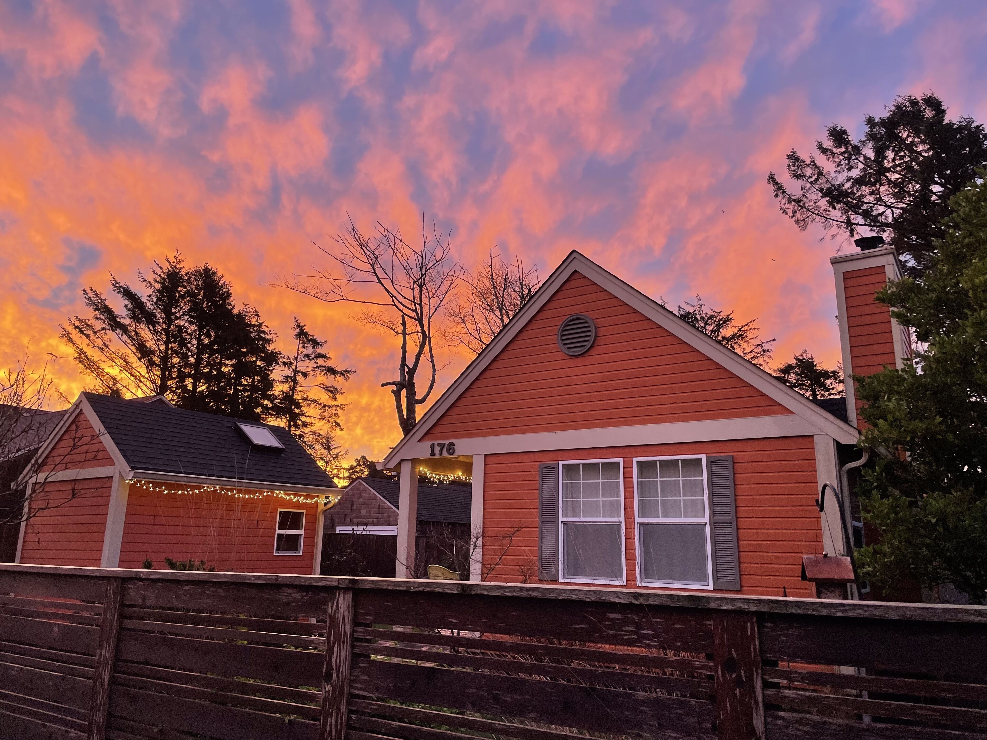 Adorable Cottage, close to beach and town, dog friendly, 30+ days only