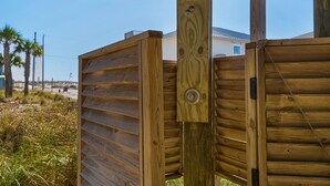 Eine Holzkonstruktion mit einem Metallscharnier und einem Metallriegel.
