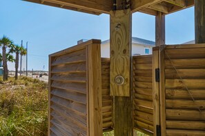 Property grounds - Beachside Haven: Spacious 6-Bedroom Retreat Just Steps from the Sand (Pensacola Beach)