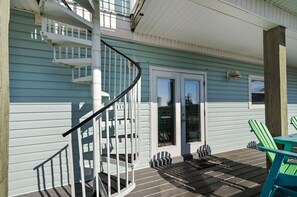 Property grounds - Beachside Haven: Spacious 6-Bedroom Retreat Just Steps from the Sand (Pensacola Beach)
