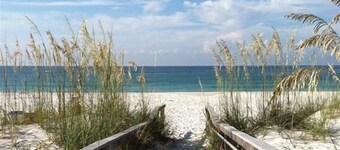 Beachside Haven: Spacious 6-Bedroom Retreat Just Steps from the Sand