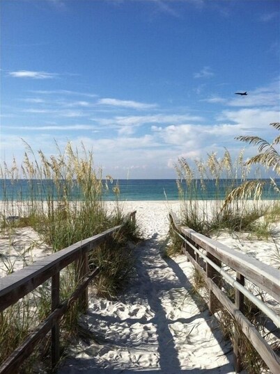 Beachside Haven: Spacious 6-Bedroom Retreat Just Steps from the Sand