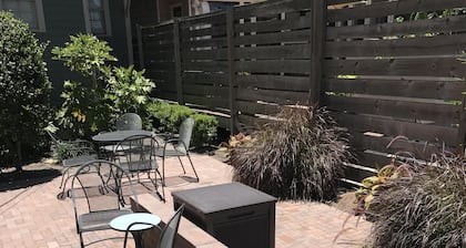 Tiny Cottage 537 in Savannah's Historic District!