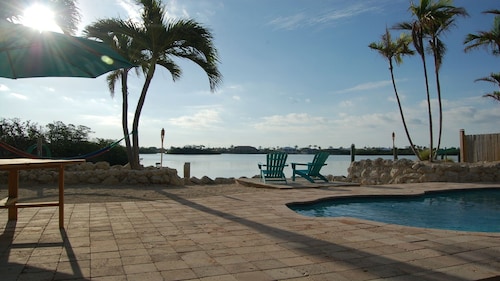 🌴 Coco Plum Paradise 🌴 Private Bayfront Home • Pool • Hot Tub • Dock • View
