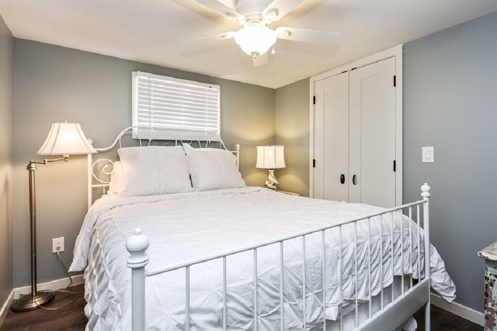 2 bedrooms, iron/ironing board, internet, bed sheets