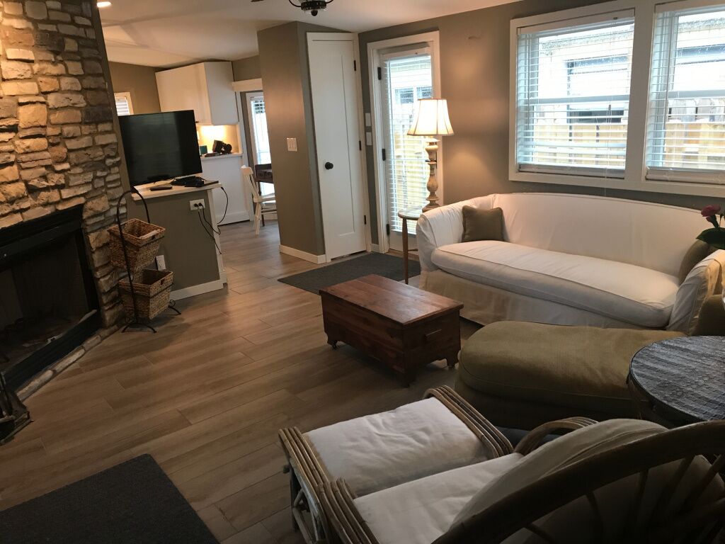 Una televisión, una chimenea