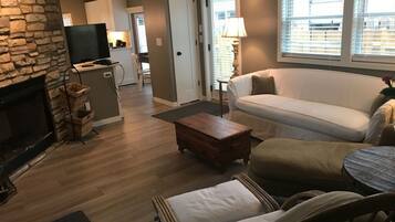 Una televisión, una chimenea