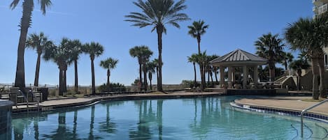 Una piscina al aire libre, una piscina climatizada