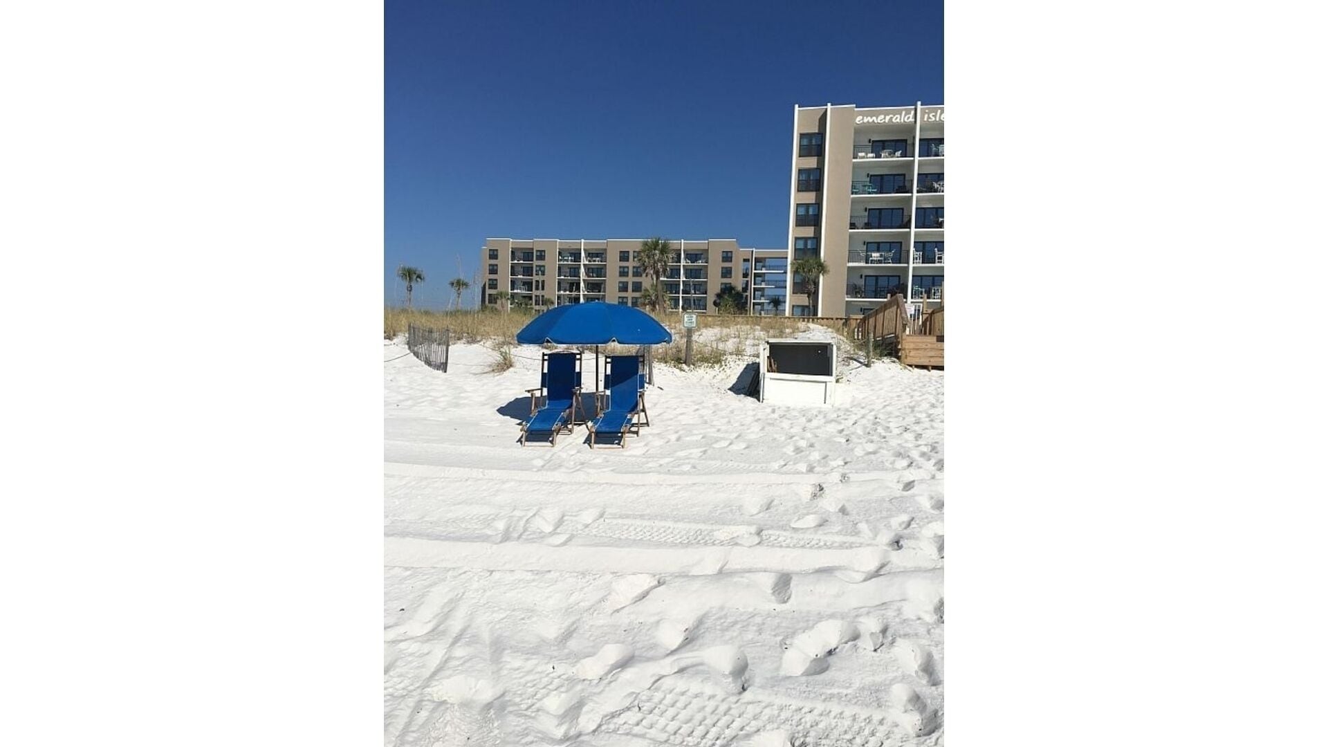 Come stay at Seaside Escape and enjoy the beach!!! Beach service included!