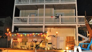 A multi-story building with a pool and deck chairs. - Amazing Ocean & Bay Views Beach access is feet away Heated Pool Hot Tub Tiki Bar (North Topsail Beach)