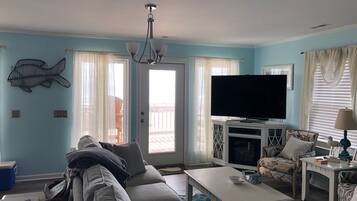 Smart-TV, Kamin, DVD-Player, Bücher