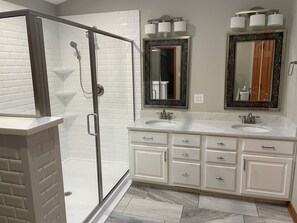 Kombination af bruser/badekar, hårtørrer, håndklæder, Sæbe