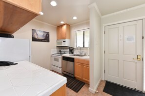 Coffee/tea maker, fridge, microwave, oven - Wine Country Escape at Silverado in Napa! (Napa)