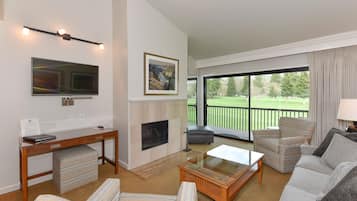 Een televisie en een open haard