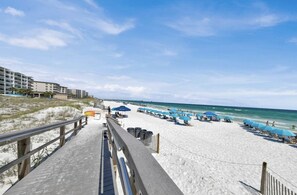 Rannalla, aurinkotuoleja, rantapyyhkeitä