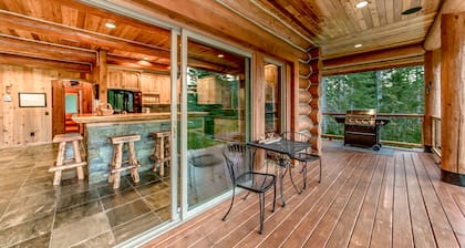 Crest Lodge - 3,700sf Log Home with 5 bedrooms + Sleeps 15-17
