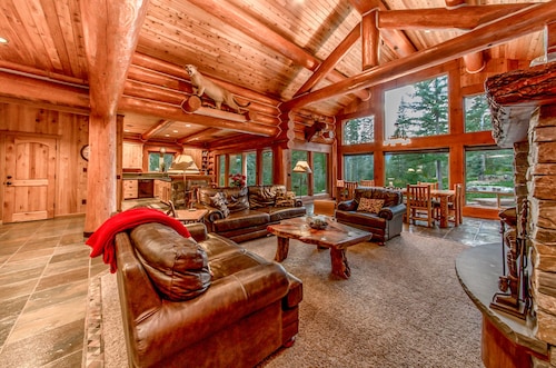 Crest Lodge - 3,700sf Log Home with 5 bedrooms + Sleeps 15-17