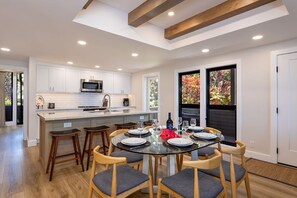 Dining - Deluxe Beachfront Condo.  Best of the Best on the West Side!! May Specials! (Kahana)