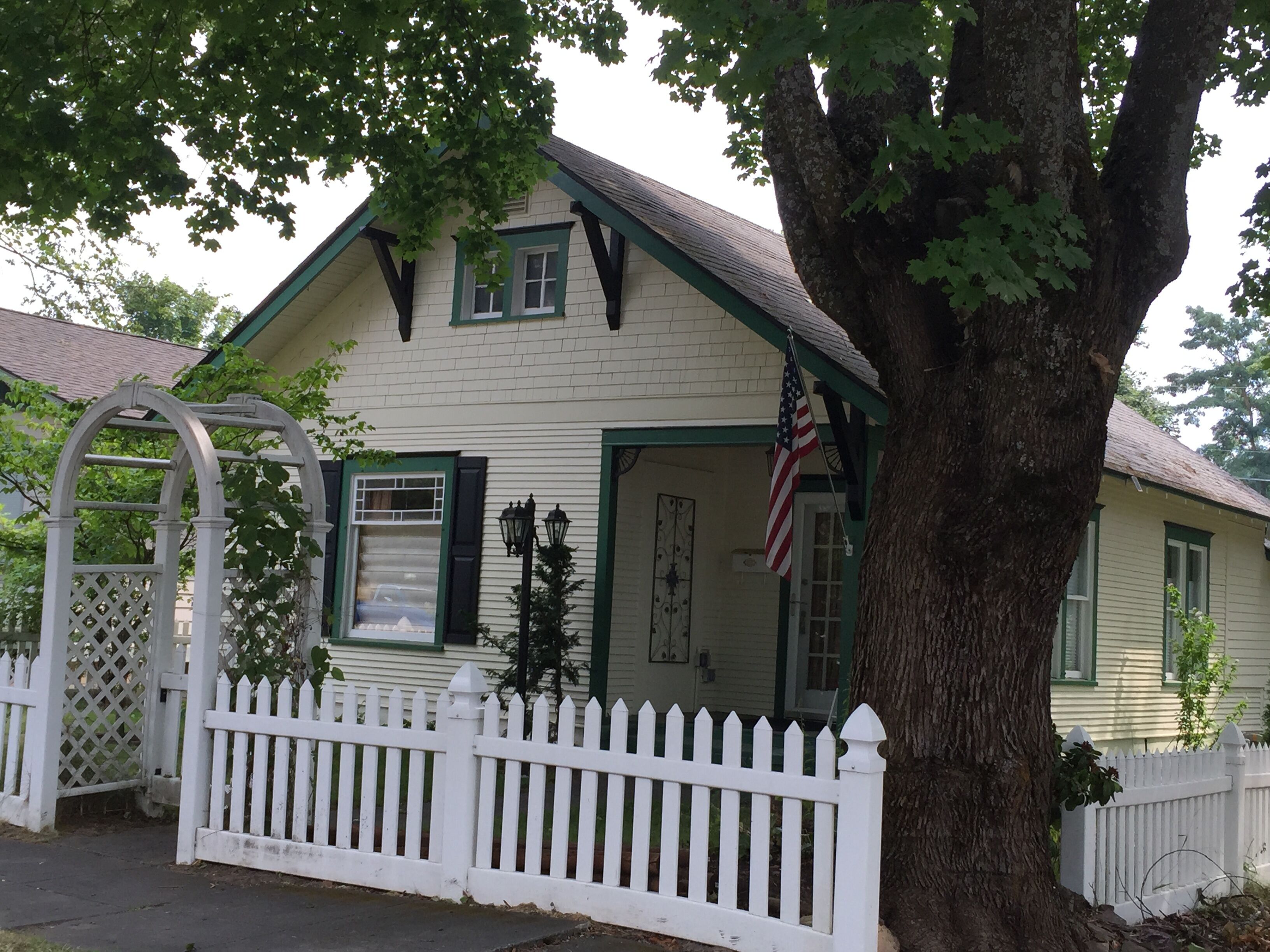 Downtown Vintage Cottage ~  Clean ~ Comfortable ~ Convenient