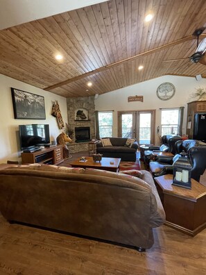 Smart TV, chimenea, videojuegos y reproductor de DVD 