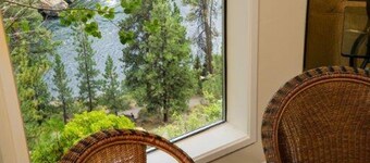 Amazing River Views with Private Hot Tub