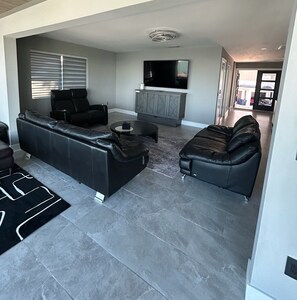 Smart TV, video games - Amazing Bay Views, Pool, Private Boat Dock, Walking Distance to Times Square (Fort Myers Beach)