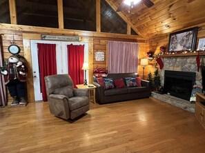 Una Smart TV, una chimenea, un futbolín