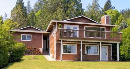 Pet-friendly Waterfront Cottage With Beautiful Views, Huge Yard, Mooring Buoy