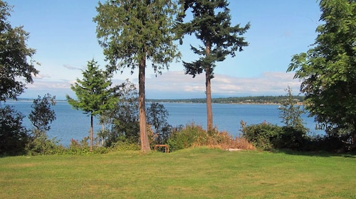 Pet-friendly Waterfront Cottage With Beautiful Views, Huge Yard, Mooring Buoy