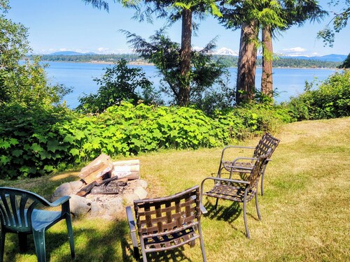 Family Beach House With Beautiful Views, Huge Yard, Mooring Buoy, And Kayaking