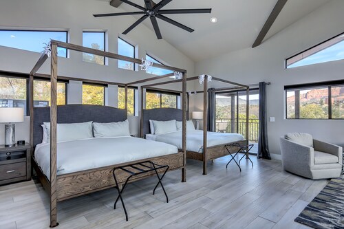 Uptown Sedona Luxury Pool Home, Walk to Town, Red Rock Views, Firepit, 
