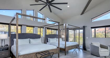 Uptown Sedona Luxury Pool Home, Walk to Town, Red Rock Views, Firepit,