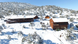 Een bergachtig gebied bedekt met sneeuw, met vakantiehuisjes en een lodge.