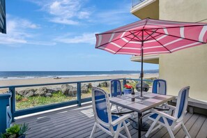 Outdoor dining - Charming Beach Front Home on the Island (Aptos)