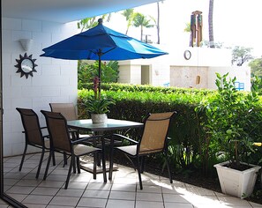 Outdoor dining - Beautiful, Ground Floor Condo, Steps to the Pool and Beach (Kihei)