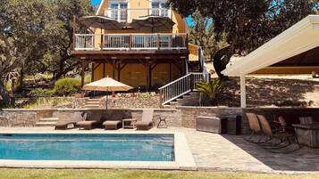 Utomhuspool och uppvÀrmd pool