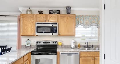 WALK-IN Condo ~ NUEVO Listado ~ King Master. Patio de 20 pies. Al lado de Silver Dollar City