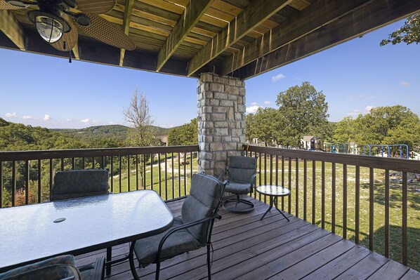 Outdoor dining - NO STAIRS•Next to SDC & Table Rock Lake•King Master• 2beds 2baths•20ft Patio (Branson)