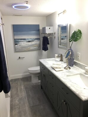 Combined shower/bathtub, hair dryer, towels, soap -  Renovated Townhouse With Private Beach Access! (Siesta Key)