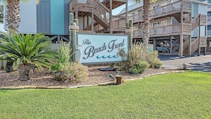 Un hotel frente a la playa con un cartel que dice "The Beach Front".